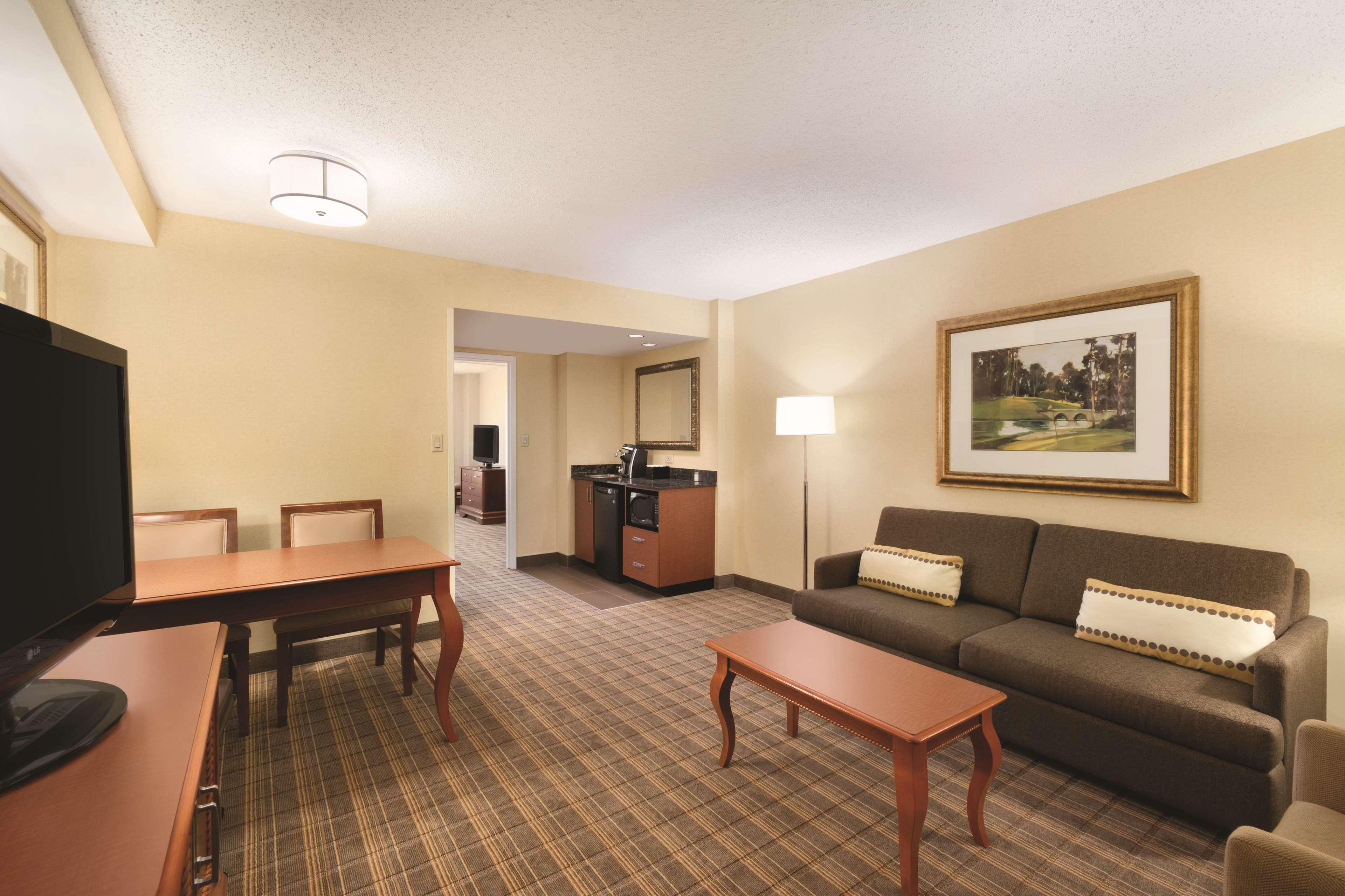 Embassy Suites Greenville Golf Resort & Conference Center Екстериор снимка