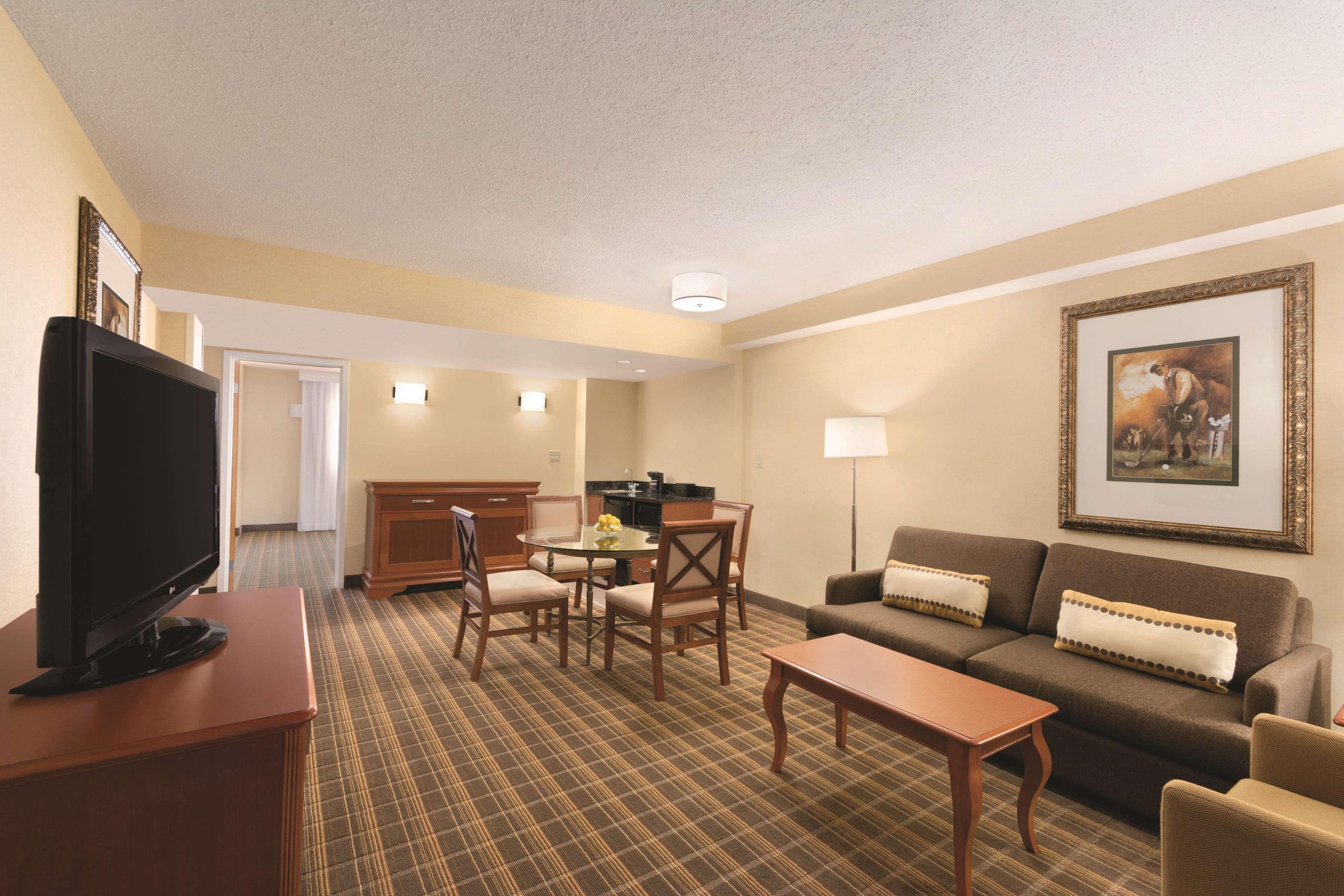 Embassy Suites Greenville Golf Resort & Conference Center Екстериор снимка