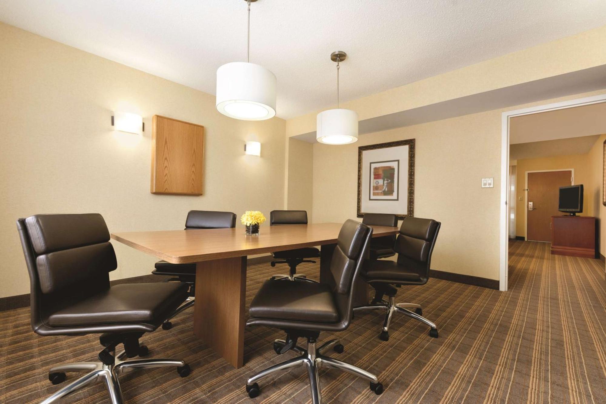 Embassy Suites Greenville Golf Resort & Conference Center Екстериор снимка