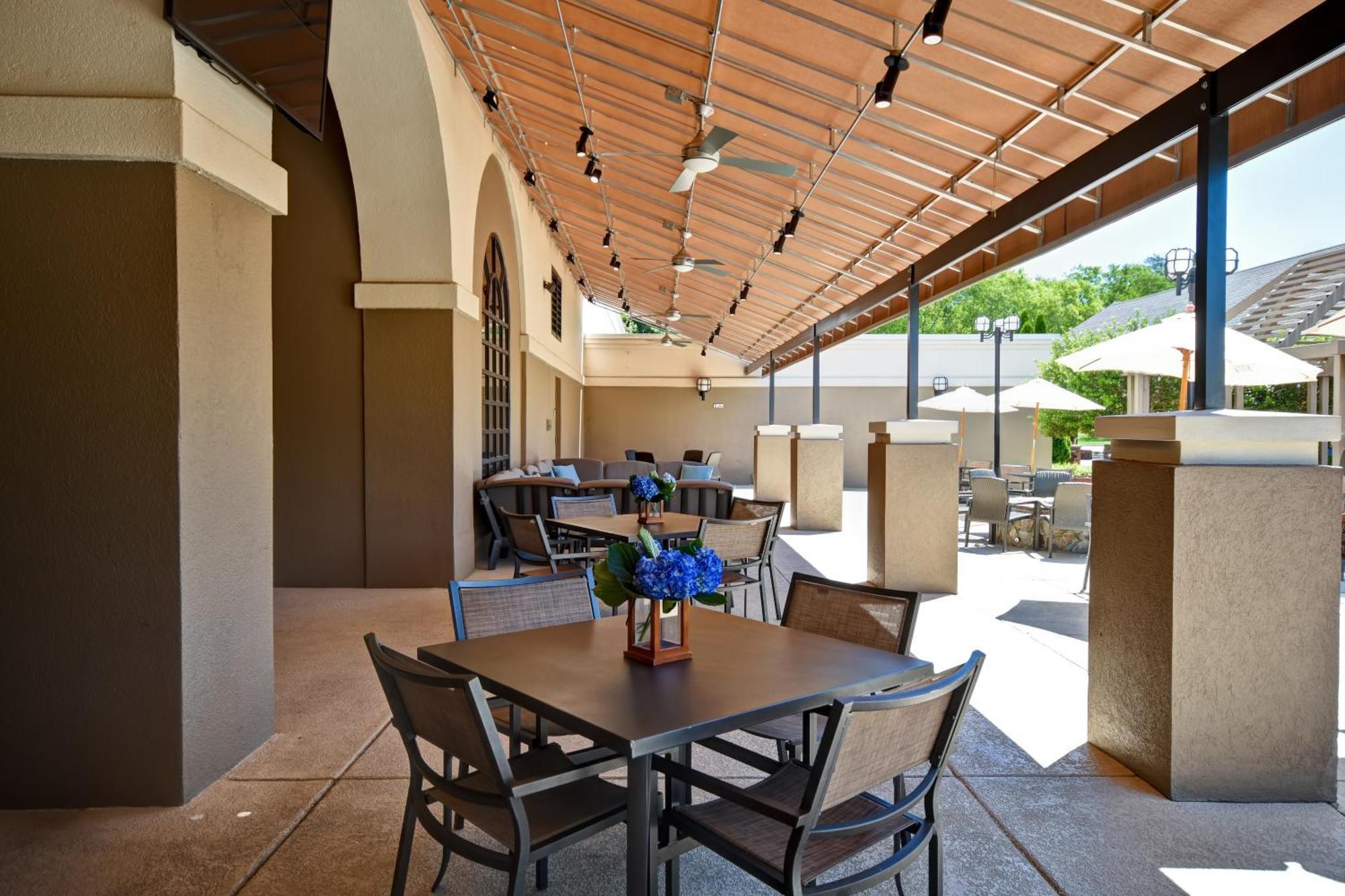 Embassy Suites Greenville Golf Resort & Conference Center Екстериор снимка