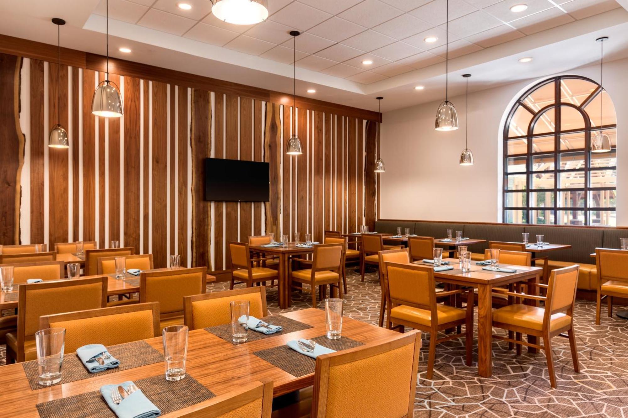 Embassy Suites Greenville Golf Resort & Conference Center Екстериор снимка
