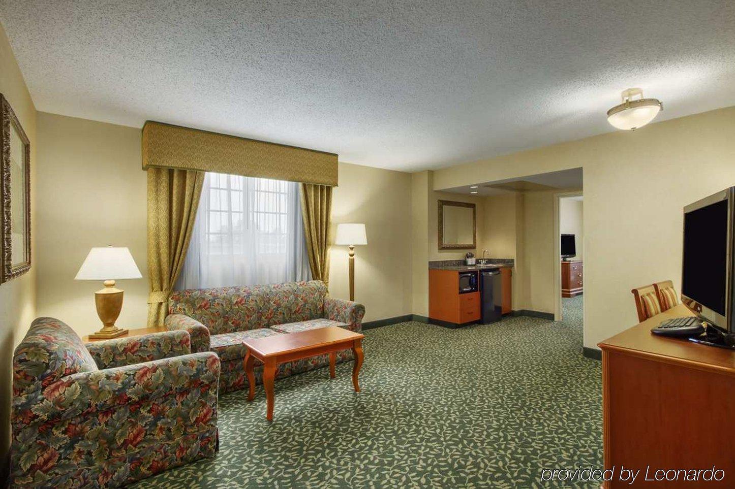 Embassy Suites Greenville Golf Resort & Conference Center Стая снимка