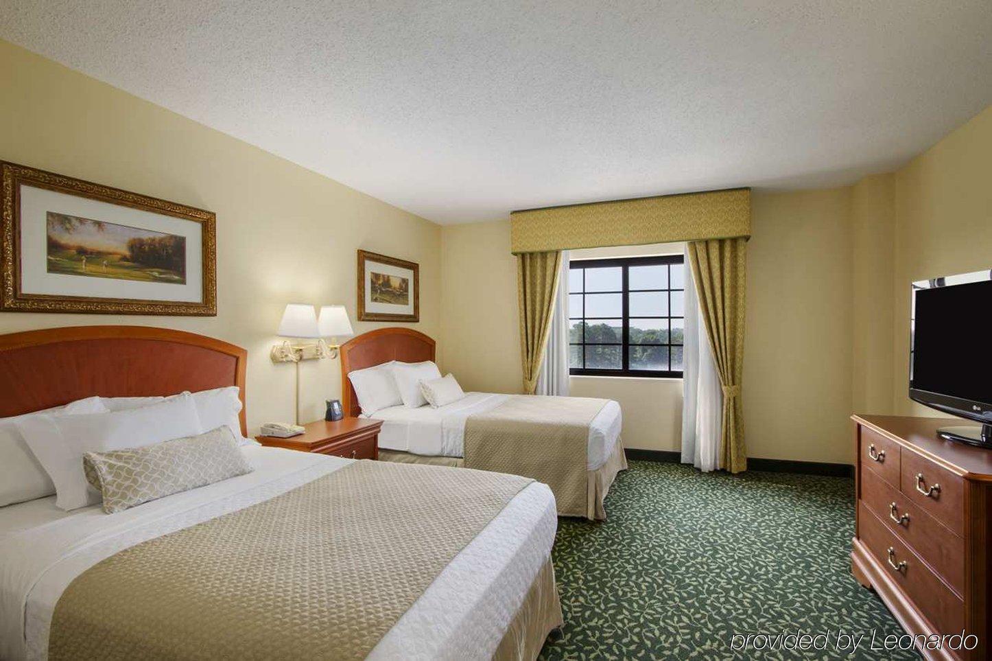 Embassy Suites Greenville Golf Resort & Conference Center Стая снимка