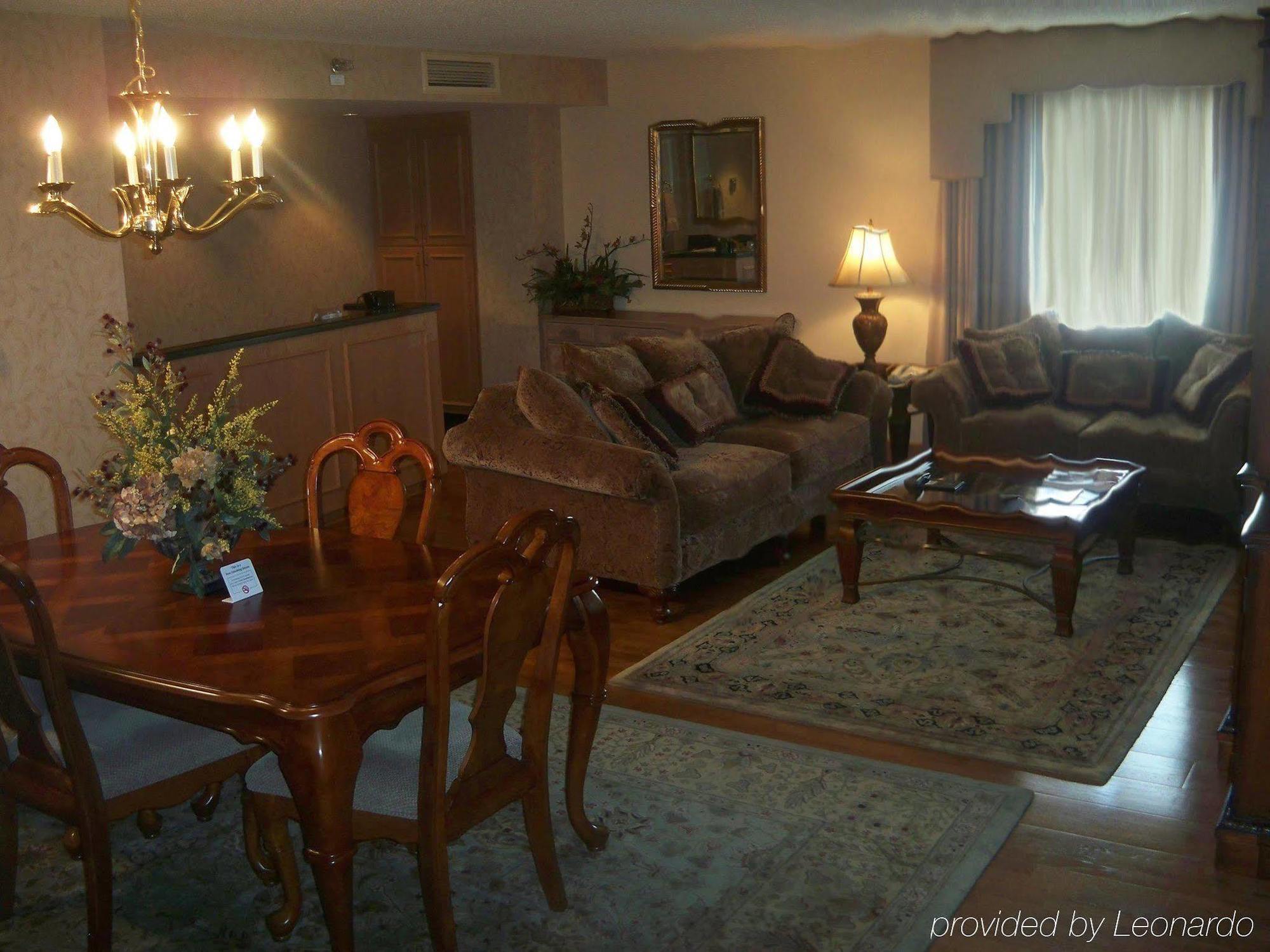 Embassy Suites Greenville Golf Resort & Conference Center Стая снимка