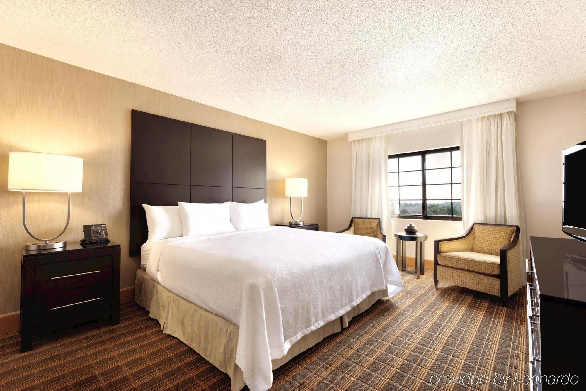 Embassy Suites Greenville Golf Resort & Conference Center Екстериор снимка